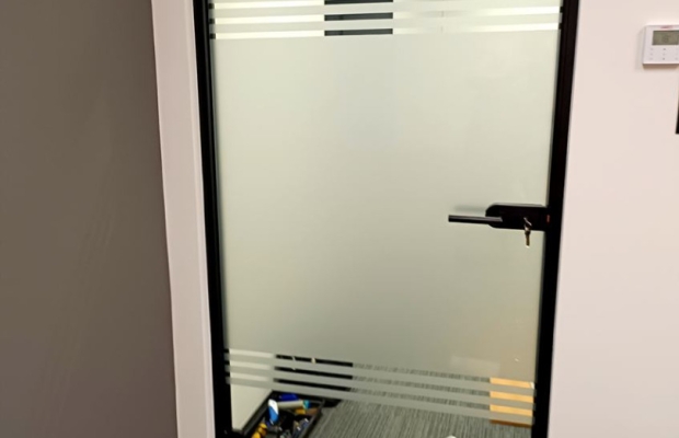 Folie matowe, folie dekoracyjne, lustro weneckie ...Folkos folie okienne Warszawa - Usługa okejania szyb Warszawa